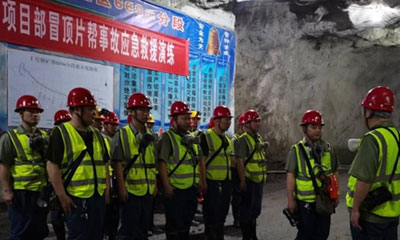 致中致和铜冠项目部开展冒顶片帮事故应争救援演练