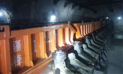 我司承建的疆锋铁矿200万t／a采矿工程100m中段运输平巷、破碎硐室等安装工程联动试车一次性成功